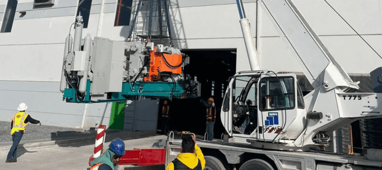La carga y descarga de maquinaria industrial va mucho más allá de la simple elevación.